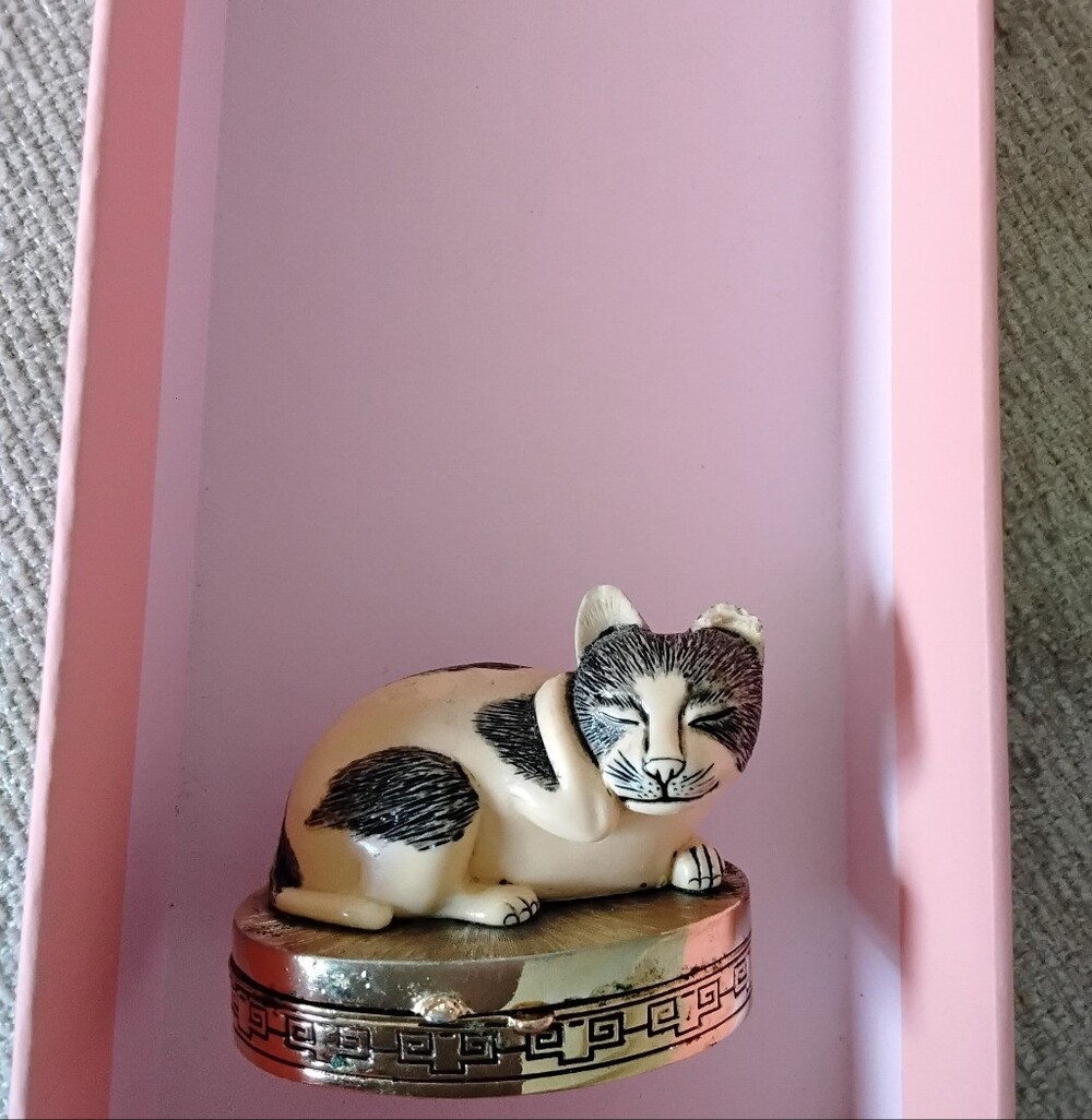 Estée Lauder Sleeping Cat Solid Perfume Compact Trinket Box. - Picture 4 of 4
